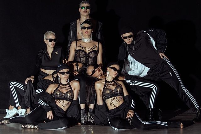 Занадто гаряче: зухвала фотосесія MARUV в компанії спекотних красунь розбурхала мережу - фото 370466