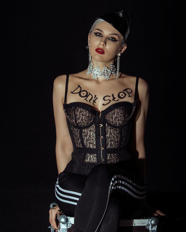 Занадто гаряче: зухвала фотосесія MARUV в компанії спекотних красунь розбурхала мережу - фото 370467