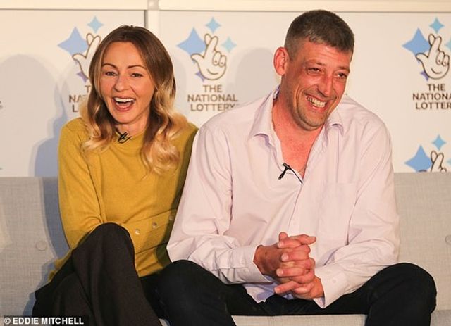 Чоловік поділиться з усім селом своїм джекпотом в $136 мільйонів - фото 370646