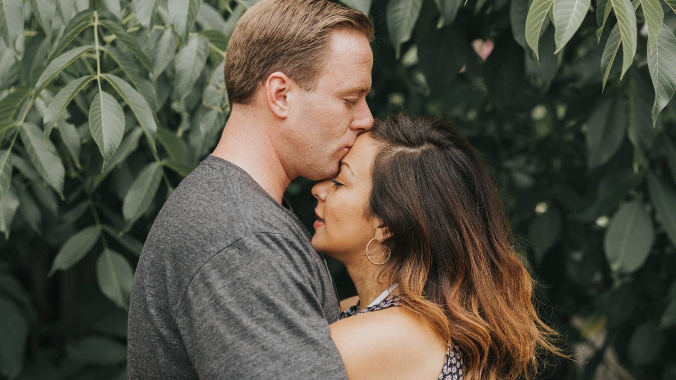 Як правильно підтримати чоловіка, а як жінку