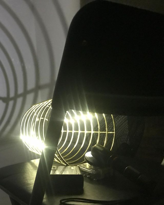 Відро для сміття зробило сексуальне фото моделі вірусним - фото 370756