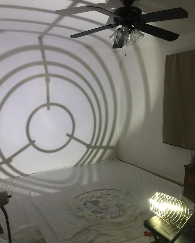 Відро для сміття зробило сексуальне фото моделі вірусним - фото 370757