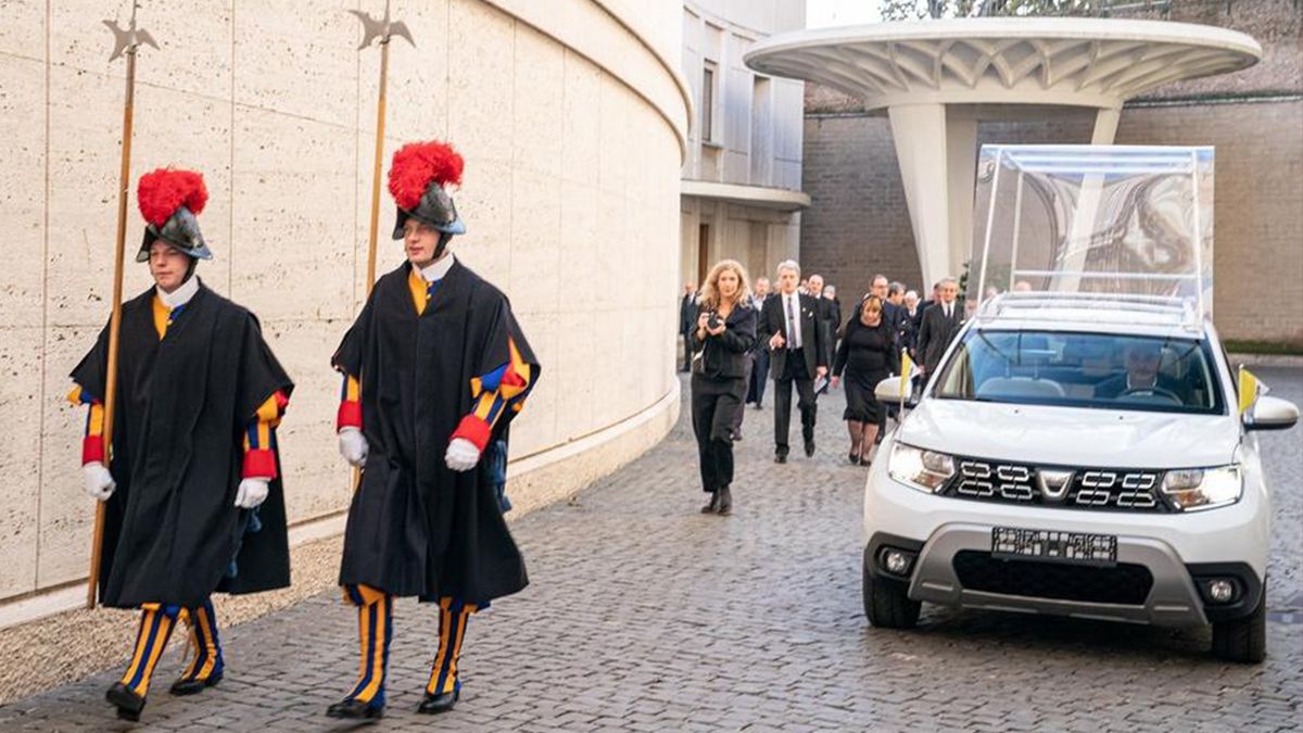 Папа Римський пересів на нове авто: фото спецверсії позашляховика