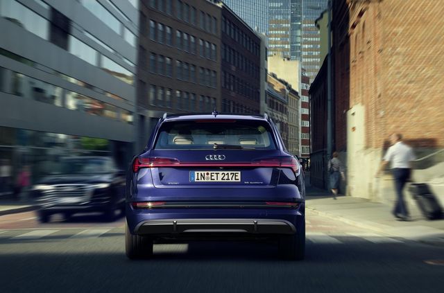 Audi удосконалила електричний кросовер e-tron: що змінилося - фото 370849