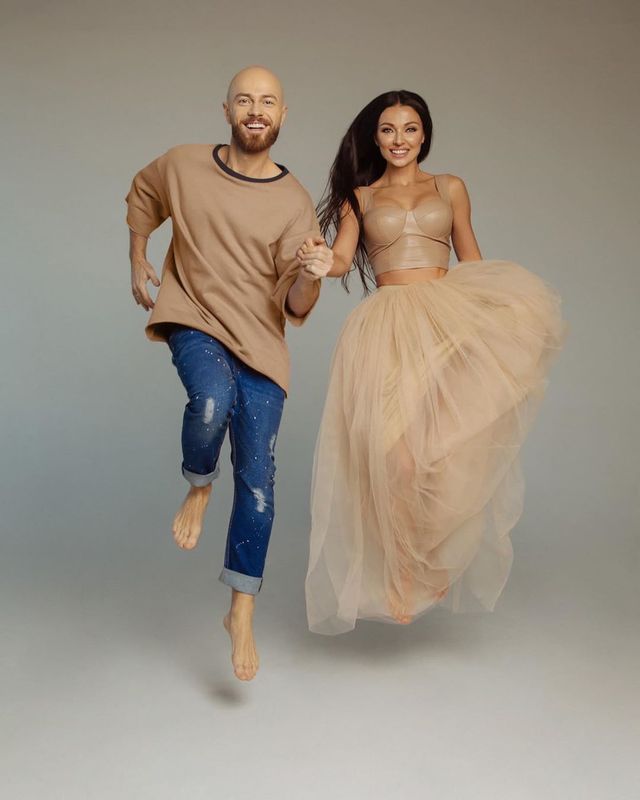 Влад Яма підкорив шанувальників чуттєвою фотосесією з дружиною - фото 370907