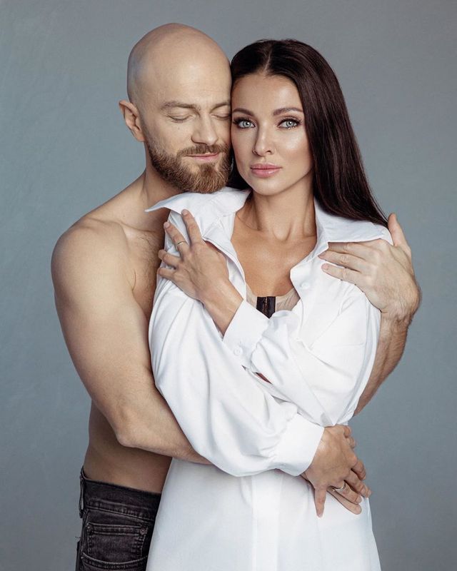 Влад Яма підкорив шанувальників чуттєвою фотосесією з дружиною - фото 370916