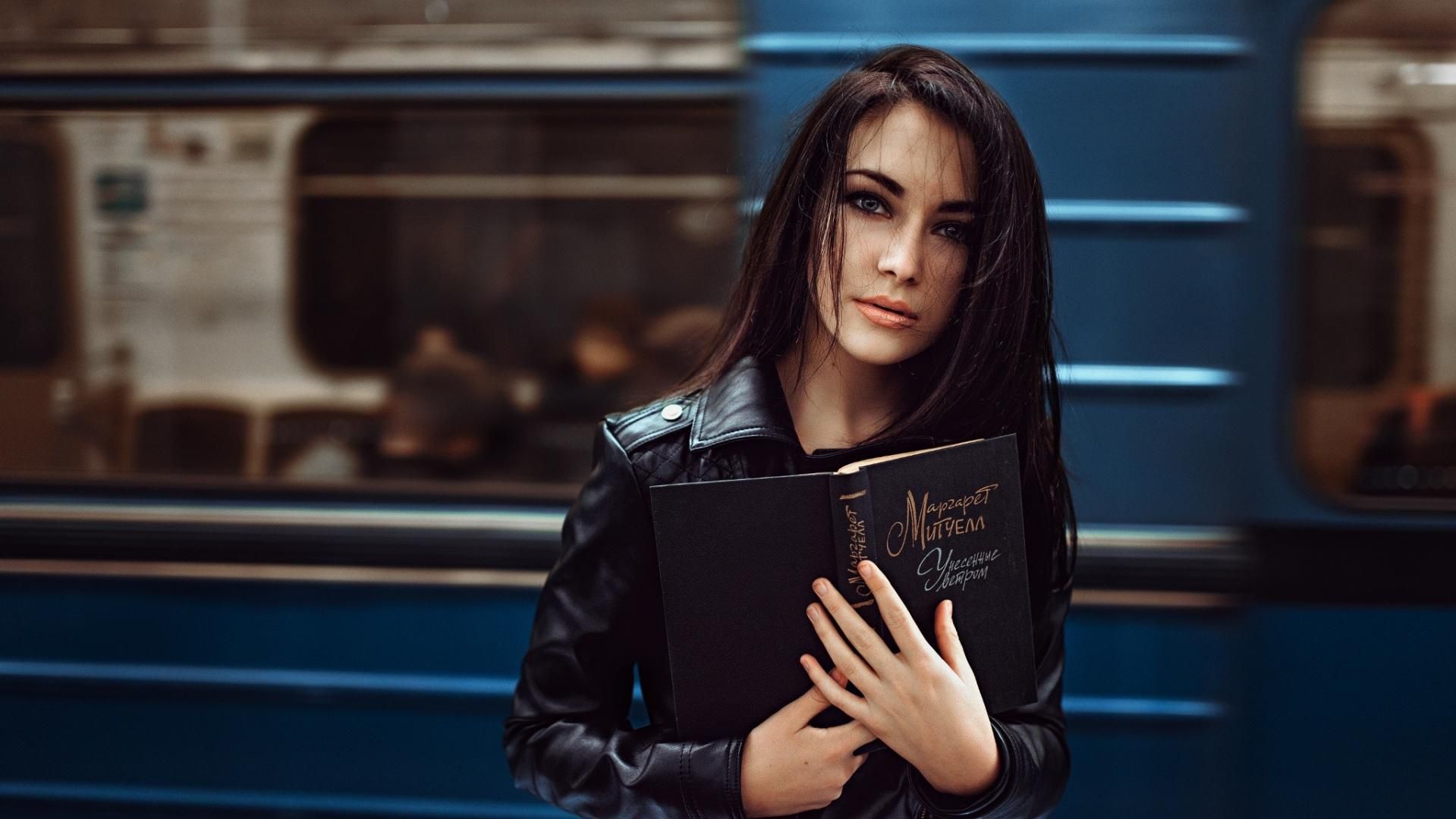 Дівчина станцювала запальний танець у київському метро: веселе відео