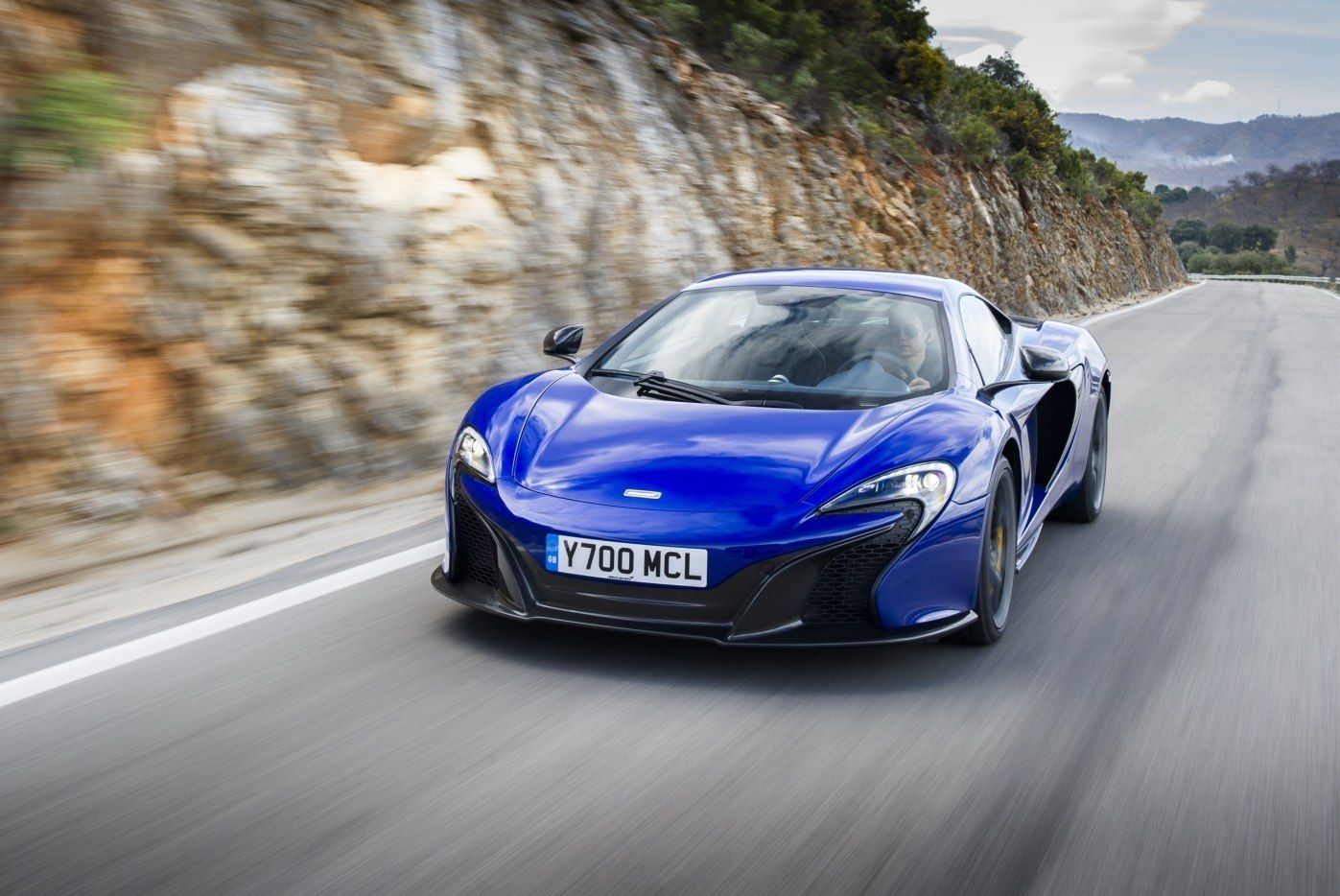 McLaren 650S розбився безпосередньо в автосалоні - фото 1