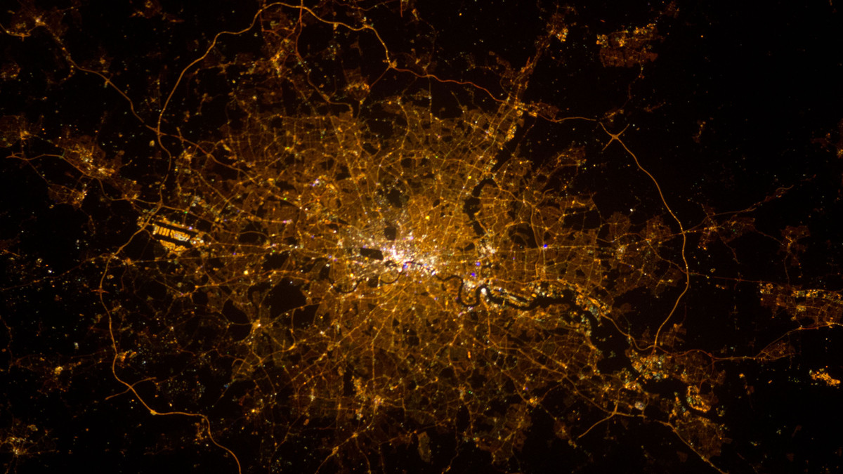 Нічний Лондон з космосу заворожує своєю красою - фото 1