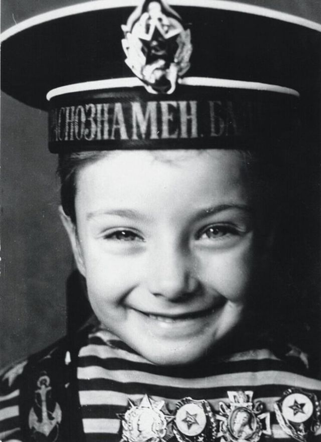 Ксенія Мішина показала, як вона виглядала в дитинстві - фото 371042