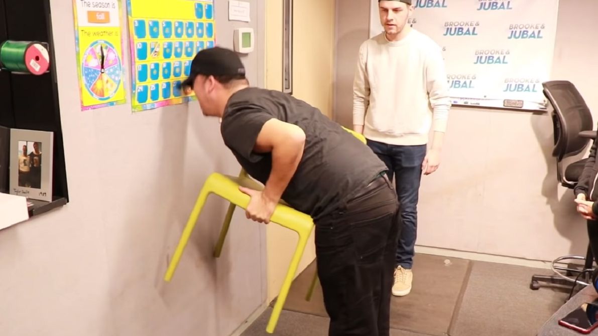 У мережі запустили простий челендж, який чоловікам не під  силу: кумедні відео