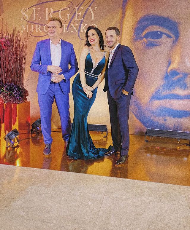 Даша Астаф'єва розбурхала шанувальників апетитними формами в розкішній сукні - фото 371110