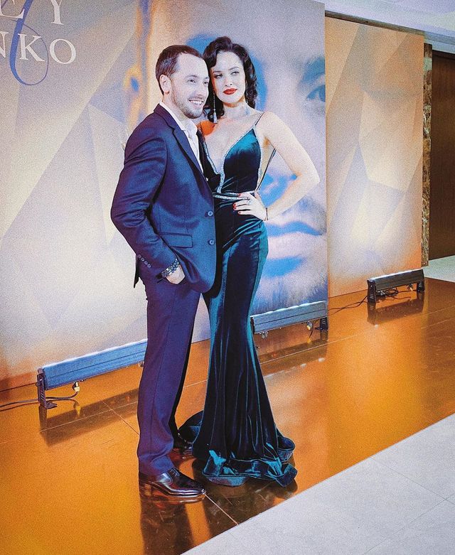 Даша Астаф'єва розбурхала шанувальників апетитними формами в розкішній сукні - фото 371111