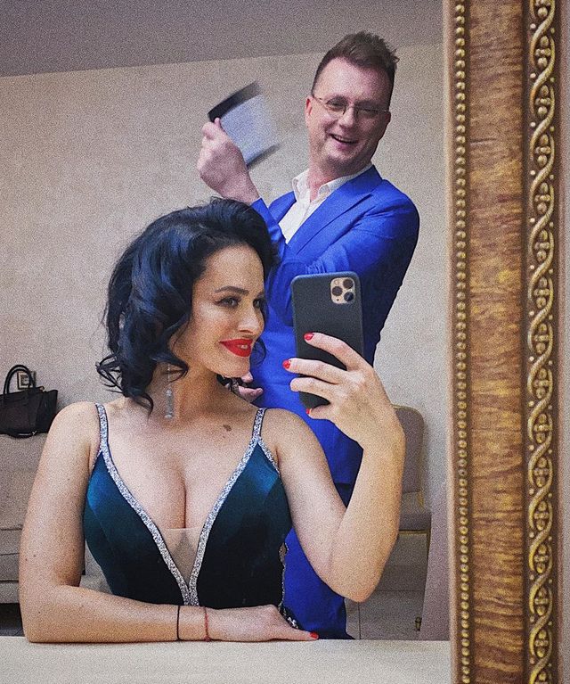 Даша Астаф'єва розбурхала шанувальників апетитними формами в розкішній сукні - фото 371112