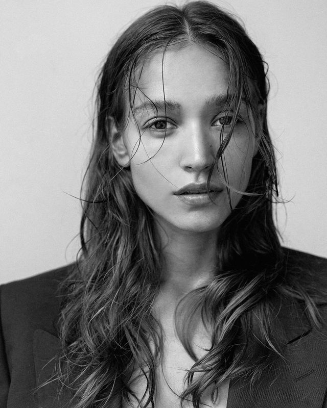 Дівчина тижня: гаряча модель Олександра Ободянська, яка стала обличчям Держави в смартфоні - фото 371297