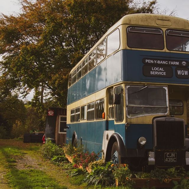 Як у Гаррі Поттері: британці відкрили готель у двоповерховому автобусі - фото 371403
