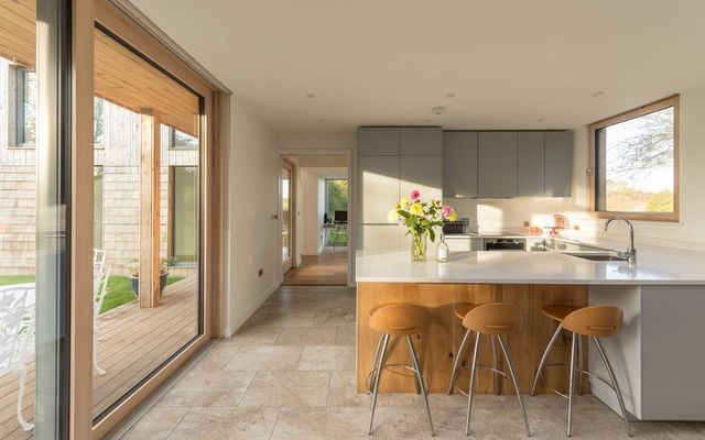 Архітектори перетворили старе бунгало в Англії у сучасний котедж: фото - фото 371567