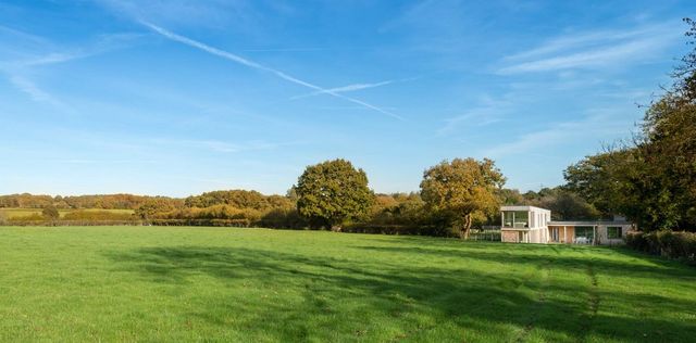 Архітектори перетворили старе бунгало в Англії у сучасний котедж: фото - фото 371570