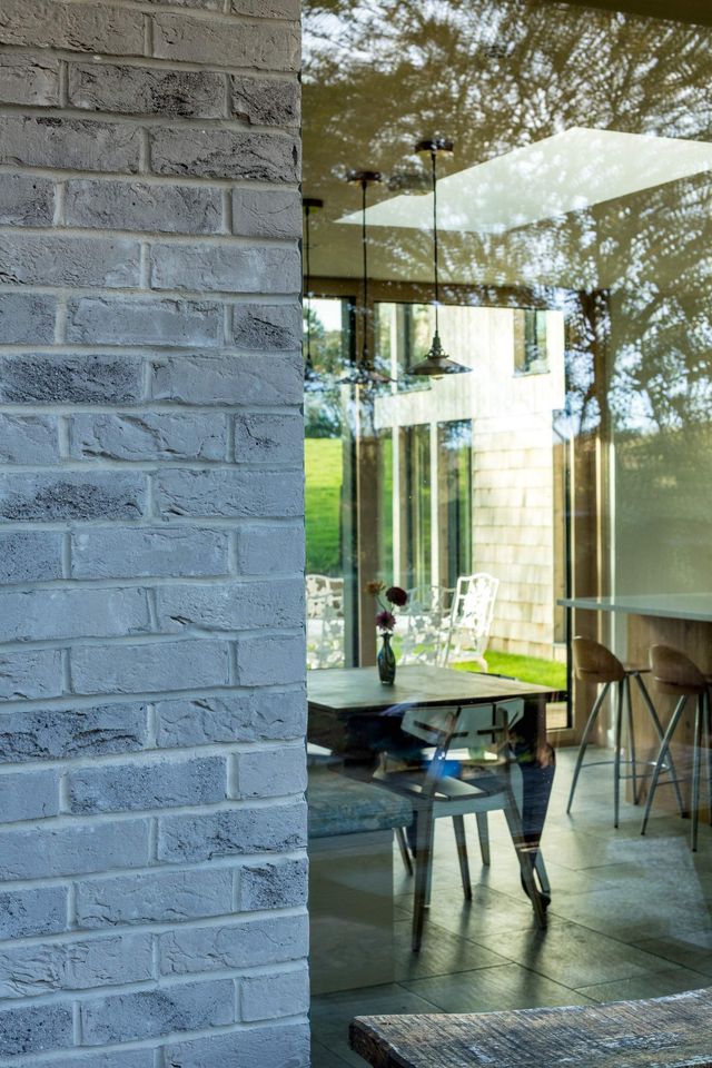 Архітектори перетворили старе бунгало в Англії у сучасний котедж: фото - фото 371571