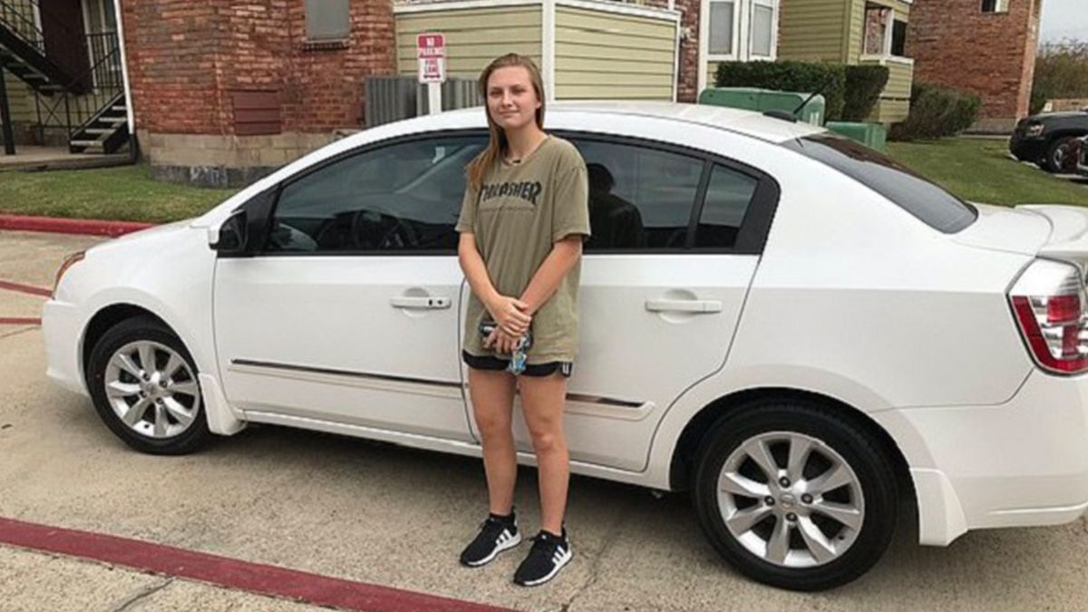 Відвідувачі кафе подарували авто офіціантці, яка витрачала багато часу на дорогу