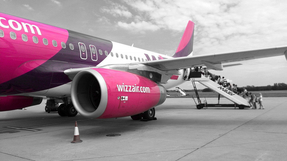 Рожевий понеділок: Wizz Air розпродає авіаквитки від 8 євро - фото 1