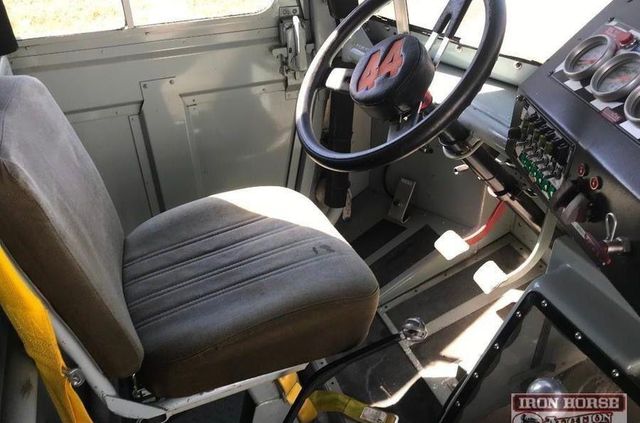 Знаменитий гоночний фургон виставили на продаж за один долар - фото 371837