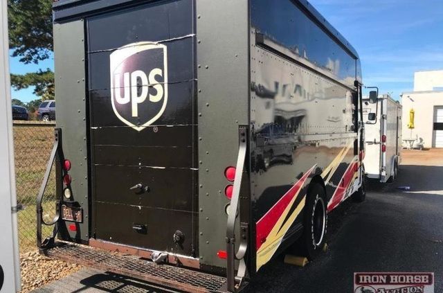 Знаменитий гоночний фургон виставили на продаж за один долар - фото 371838