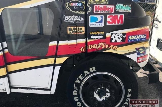 Знаменитий гоночний фургон виставили на продаж за один долар - фото 371839