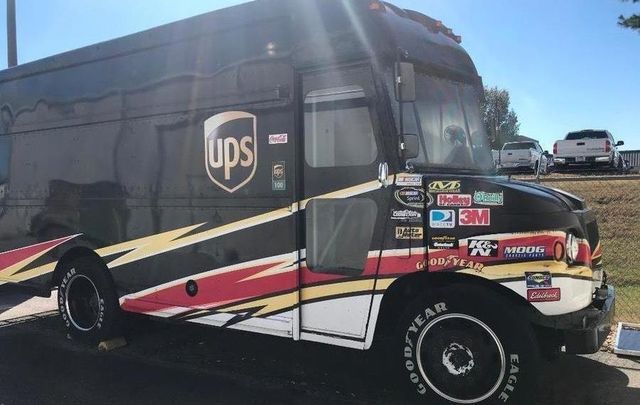 Знаменитий гоночний фургон виставили на продаж за один долар - фото 371840