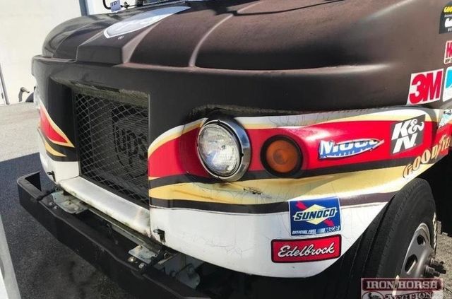 Знаменитий гоночний фургон виставили на продаж за один долар - фото 371841