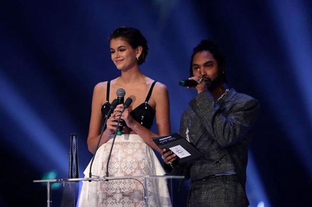 Донька Сінді Кроуфорд вийшла у світ в прозорій спідниці - фото 371917