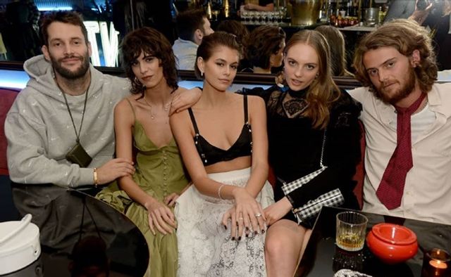 Донька Сінді Кроуфорд вийшла у світ в прозорій спідниці - фото 371922