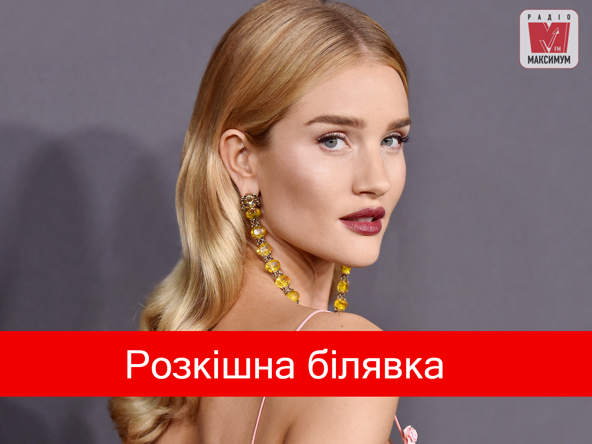 Спокуслива барбі: відома модель підкорила новою зйомкою