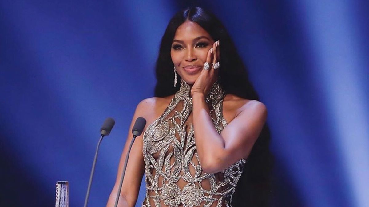 Спокуслива Наомі Кемпбелл похизувалася фігуркою у прозорому вбранні