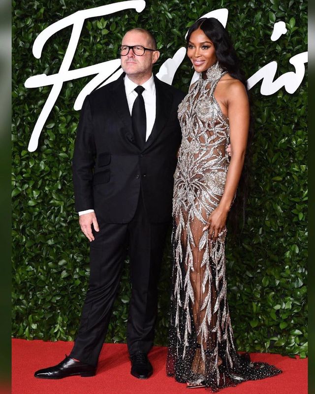 Спокуслива Наомі Кемпбелл похизувалася фігуркою у прозорому вбранні - фото 372155