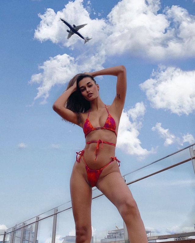 Модель Victoria's Secret показала пікантне фото з літаком - фото 372276