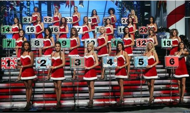 Мережу спантеличили пікантні фото Меган Маркл у костюмі Санти - фото 372406