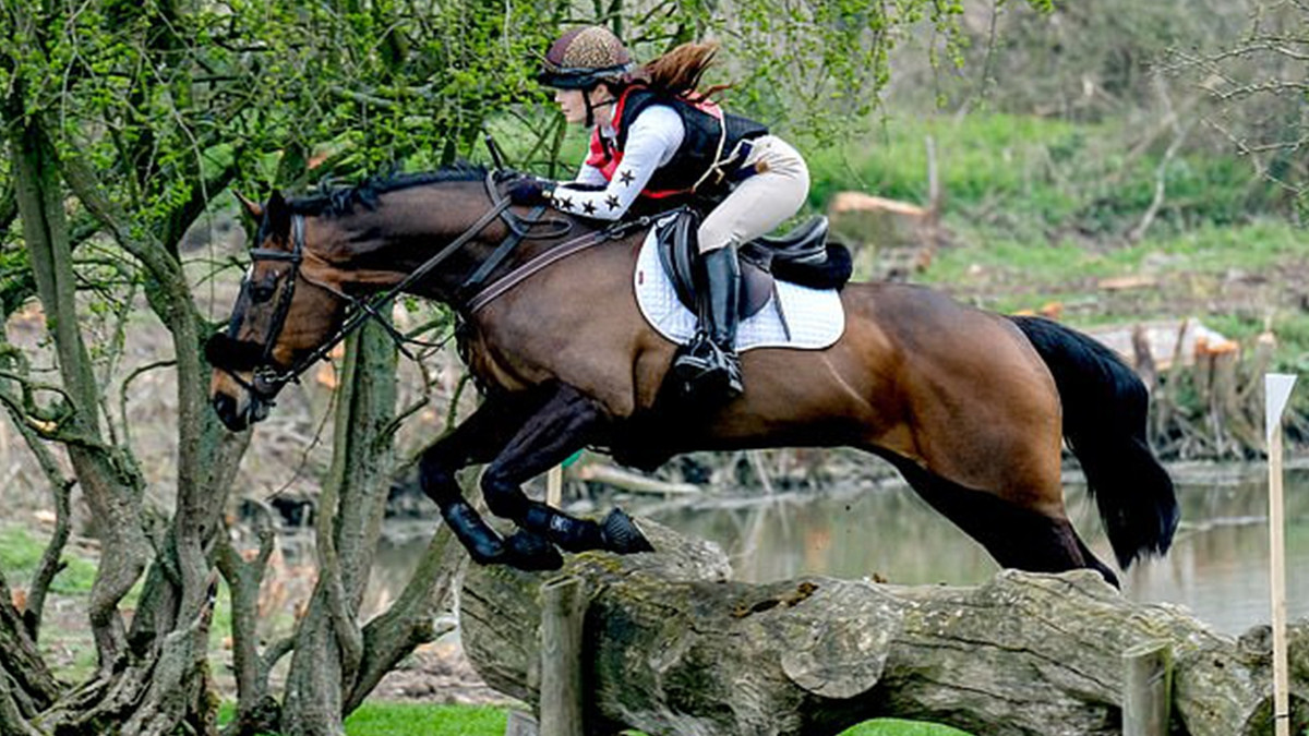 Гаряча британка знялася голою верхи на коні, щоб нагадати про безпеку (фото 18+) - фото 1