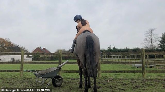 Гаряча британка знялася голою верхи на коні, щоб нагадати про безпеку (фото 18+) - фото 372477