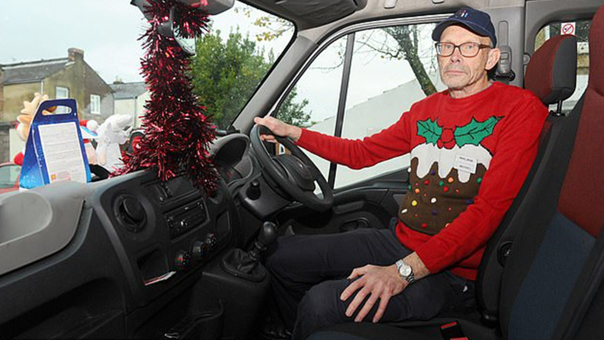 У Британії водіям шкільних автобусів заборонили носити різдвяні светри, і ось чому - фото 1