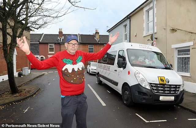 У Британії водіям шкільних автобусів заборонили носити різдвяні светри, і ось чому - фото 372495