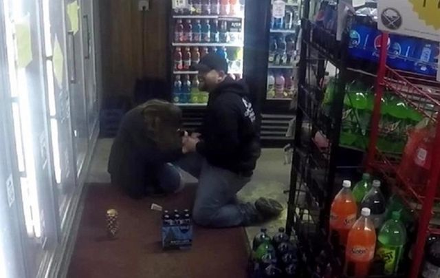 Чоловік інсценував пограбування заради освідчення своїй дівчині - фото 372509