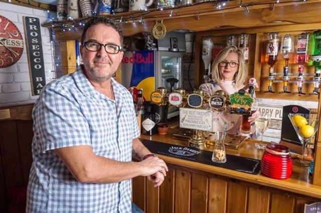 Британка зробила у дворі паб, щоб чоловік не ходив з друзями на пиво - фото 372619