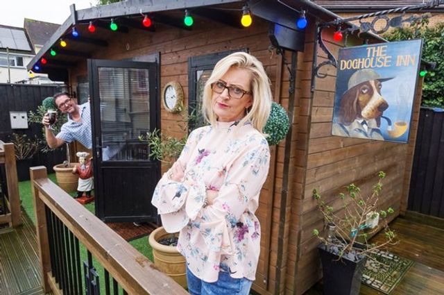 Британка зробила у дворі паб, щоб чоловік не ходив з друзями на пиво - фото 372621
