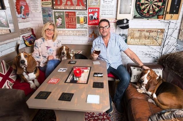 Британка зробила у дворі паб, щоб чоловік не ходив з друзями на пиво - фото 372622