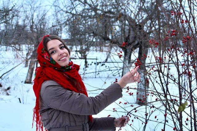 Красуні-українки у хустках долучилися до неймовірного флешмобу - фото 372641