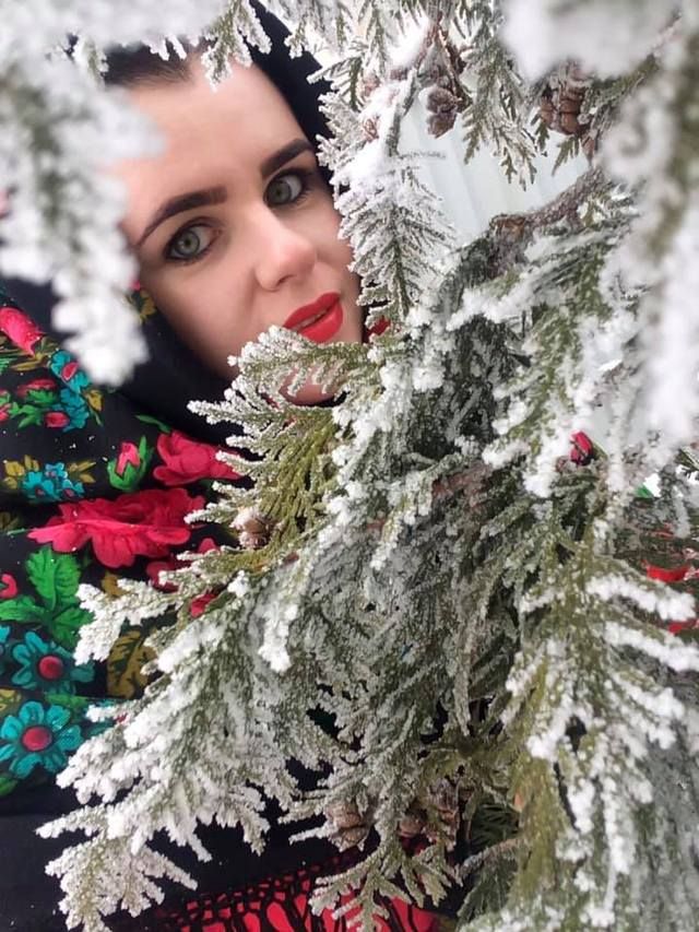 Красуні-українки у хустках долучилися до неймовірного флешмобу - фото 372643