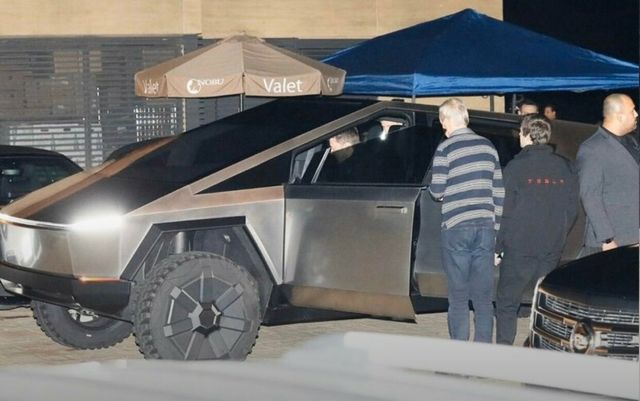 Пікап Cybertruck вперше помітили на дорогах Лос-Анджелеса: Маск приїхав у ресторан (фото) - фото 373051