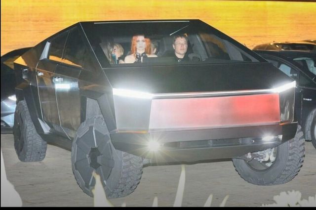 Пікап Cybertruck вперше помітили на дорогах Лос-Анджелеса: Маск приїхав у ресторан (фото) - фото 373052