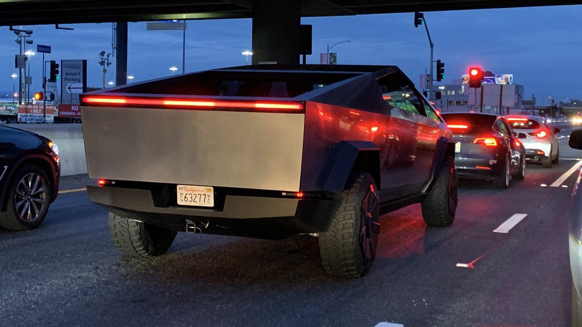 Пікап Cybertruck вперше помітили на дорогах Лос-Анджелеса: Маск приїхав у ресторан (фото)